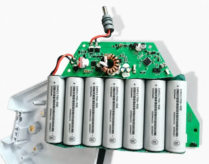 Fuente de alimentación portátil triangular duradera para uso exterior y de emergencia